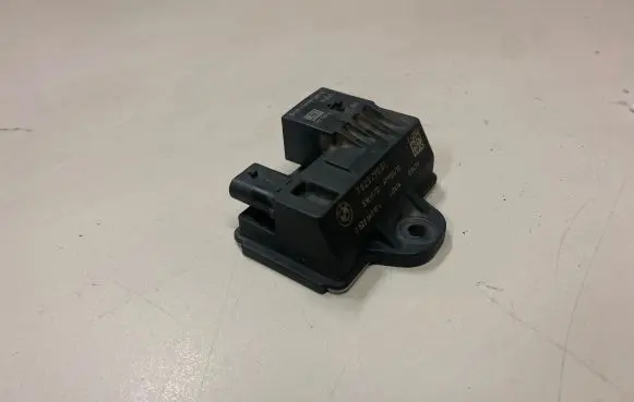 BMW 5 F10 F11 Glow plug pre-heat relay 7823290 110614 0522140104