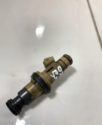 Volvo V70 Fuel injector 9125821