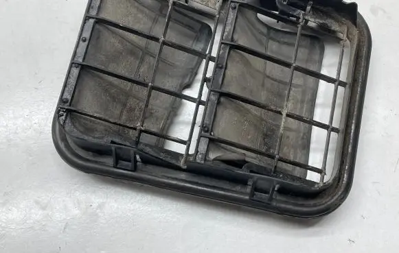 Renault Kangoo II Quarter panel pressure vent 