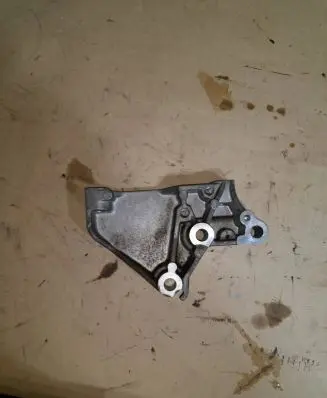 Engine mounting bracket