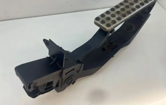 Mercedes-Benz C W203 Accelerator throttle pedal A2033000604