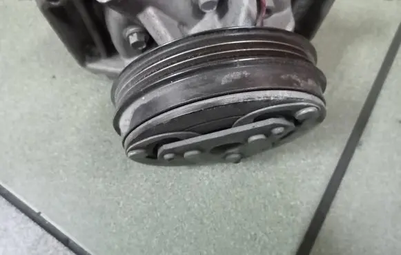 Dacia Sandero Air conditioning compressor pulley T22318BA 8074832001 926000287R