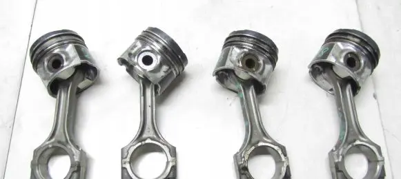 Toyota Avensis T270 Piston with connecting rod