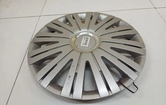 Nissan Primera R15 wheel hub/cap/trim 