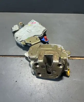 Nissan Terrano Front door lock 
