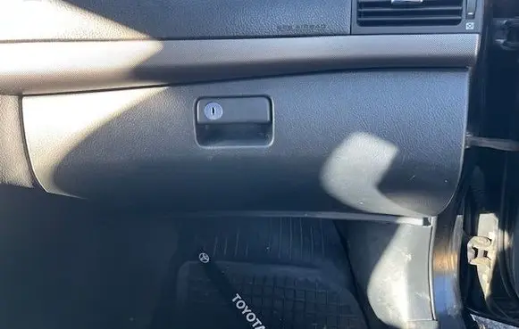Toyota Avensis Verso Glove box 