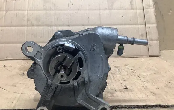 Toyota Avensis T250 Vacuum pump 19030785