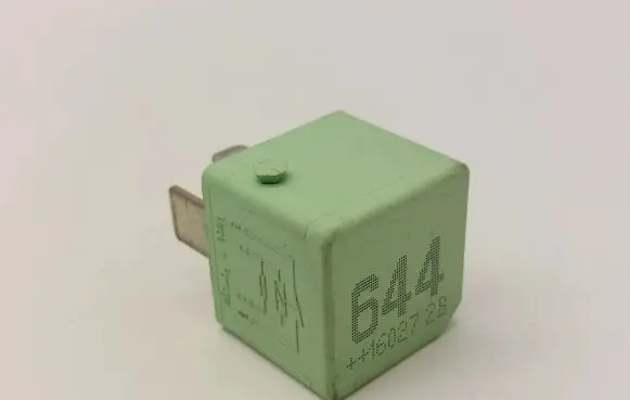 Volkswagen PASSAT B8 Other relay 4H0951253