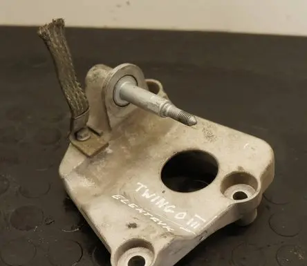 Engine mount bracket