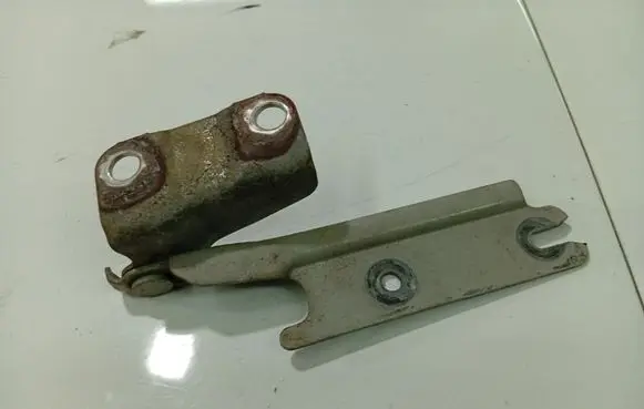 Mazda 323 Engine bonnet/hood hinges 