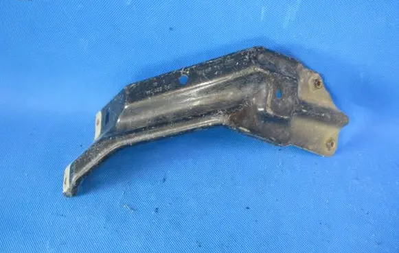 Seat Leon (1P) Fender mounting bracket 1P0821136