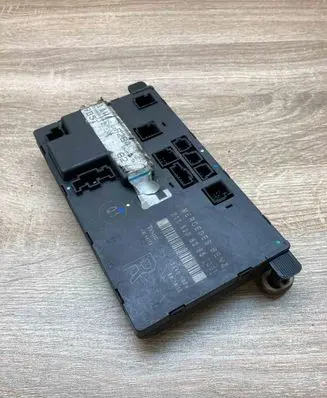 Mercedes-Benz E W211 Door control unit/module 2118208285 00401304
