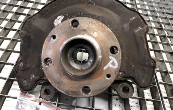Suzuki Swift I Front wheel hub spindle knuckle 