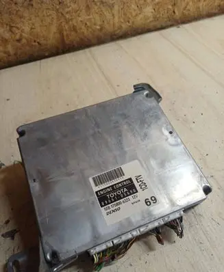 Toyota Avensis T250 Engine control unit/module 8966105690 1758006323 MB1758006323