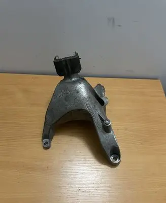Engine mounting bracket