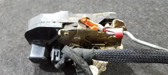 Chrysler PT Cruiser Front door lock