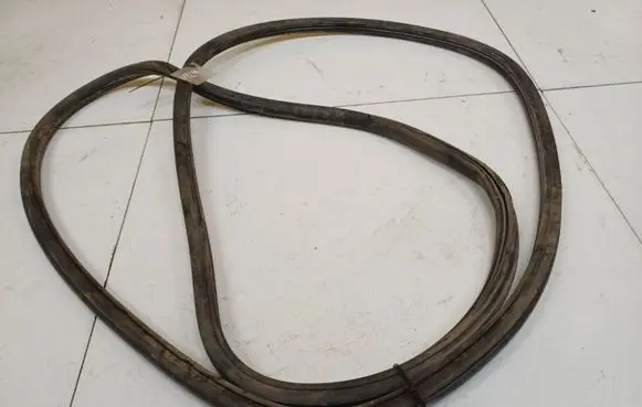 Volkswagen Touareg I Rubber seal front coupe door