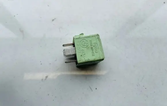 BMW 5 E39 Other relay 61368373700 v23134-k59-x312