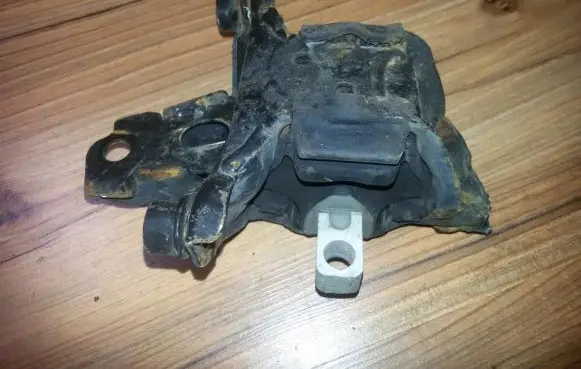 Engine mount bracket