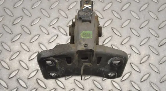 Toyota Prius (XW30) Engine mount bracket