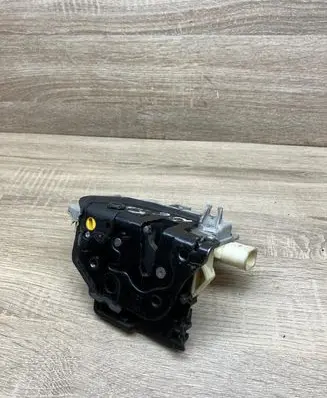 Volkswagen PASSAT B6 Rear door lock 3C4839015A