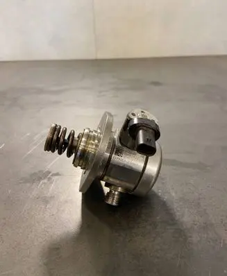 BMW M5 F90 Fuel injection high pressure pump 7852361 13517852361