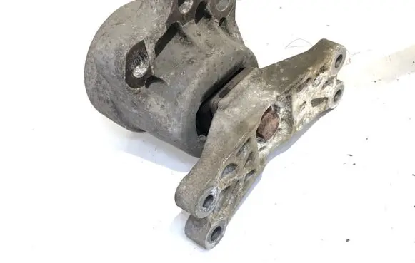 Engine mount vacuum valve