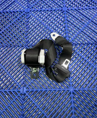 Toyota Auris E180 Middle seatbelt (rear) C7092
