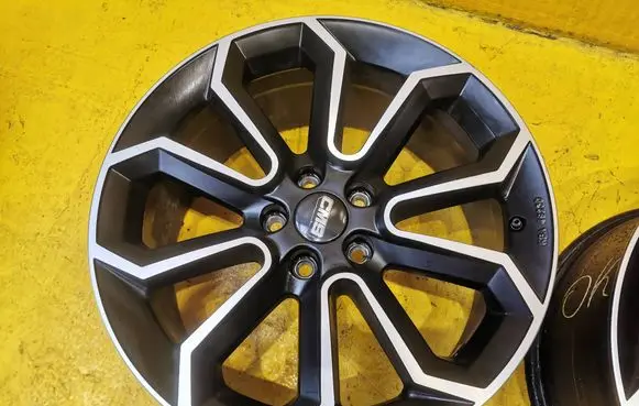 Renault Megane IV R18 alloy rim 