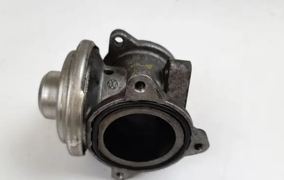 Volkswagen Polo IV 9N3 EGR valve 045129637A 045131501F