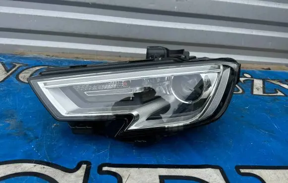 Audi A3 S3 8V Headlight/headlamp 8V0941005E