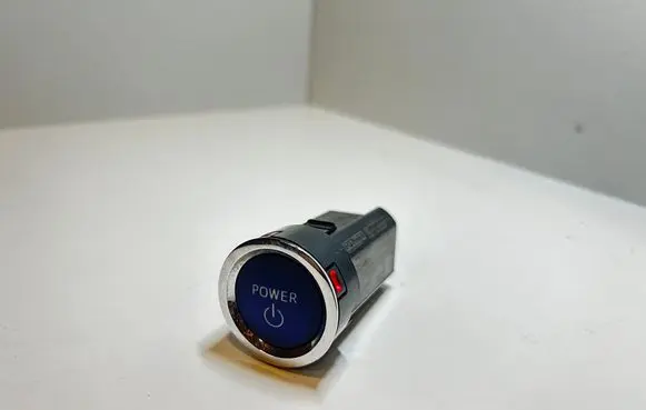 Toyota RAV 4 (XA40) Engine start stop button switch 15F032B