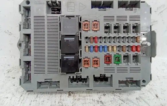 Jaguar XF X250 Fuse module 9X2314D628AC 7370011040