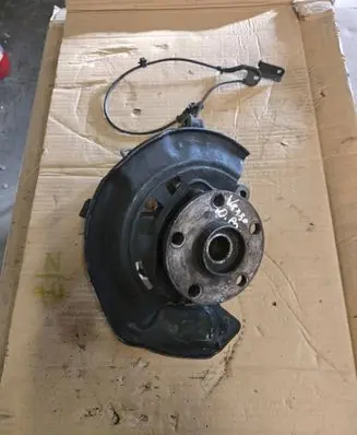 Toyota Corolla Verso AR10 Front wheel hub 