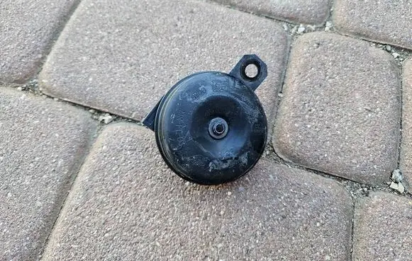 Toyota Camry VIII XV70 Horn signal 86520-47030-