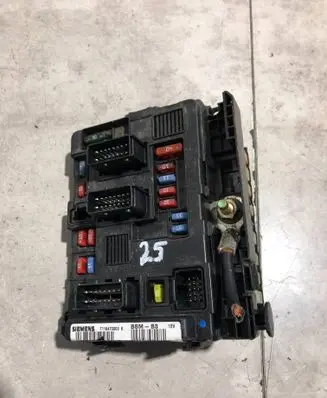 Peugeot 206 Fuse module 9650618480 T118470003K 965061848000