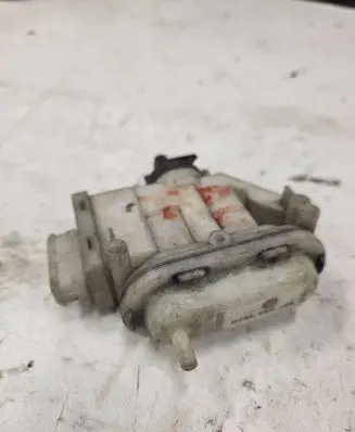 Volkswagen Touran I Central locking vacuum pump 357862153H
