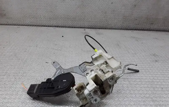 Peugeot 107 Front door lock 