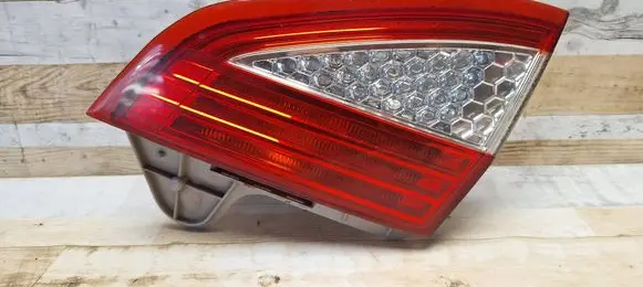 Tailgate rear/tail lights