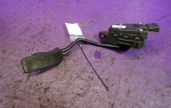 Nissan Primera Accelerator throttle pedal 18002AU410