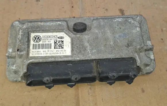 Volkswagen Polo V 6R Engine control unit/module 03C906024CN BC0105008 9EZ3L1MS5L