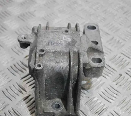 Volkswagen PASSAT B6 Engine mount bracket 1K0199262P