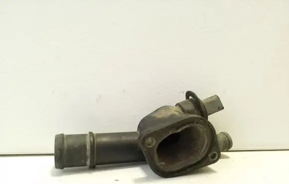 Volkswagen PASSAT B6 Engine coolant pipe/hose 038121132