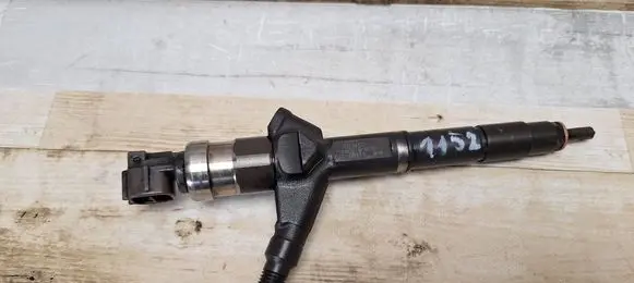 Nissan X-Trail T30 Fuel injector 166008H800