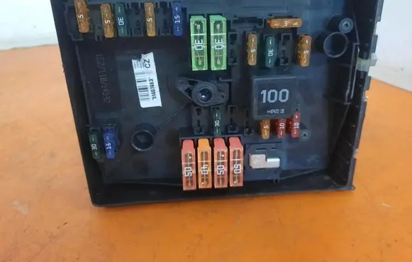 Volkswagen Golf V Fuse box set 1K0937125A