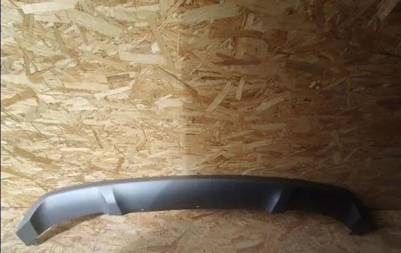 Rear bumper trim bar molding