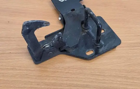 Audi Q7 4L Engine bonnet/hood lock/latch loop/hook 95201