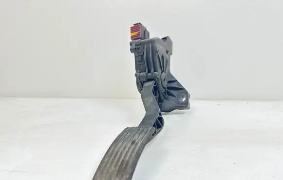 Mitsubishi Colt Accelerator throttle pedal MR955216 6PV00886602 A4543000104