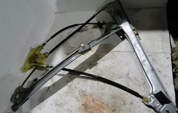 Renault Laguna III Front window lifting mechanism without motor 807010002R