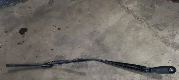 Front wiper blade arm